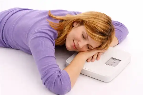 Personne dormant paisiblement pendant que le corps brûle des calories