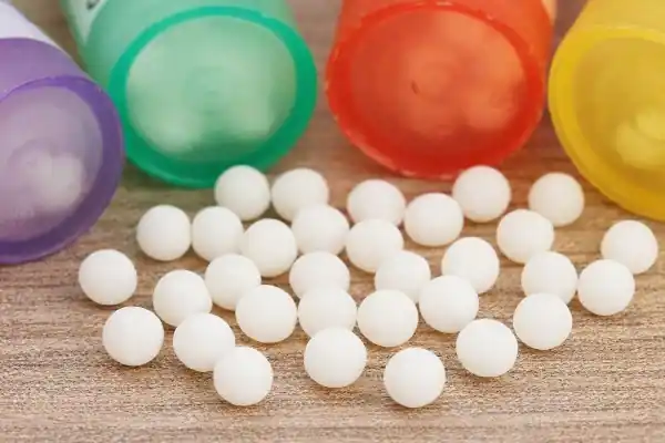 Jeune femme avec une peau présentant de l'acné, illustration pour un traitement homéopathique