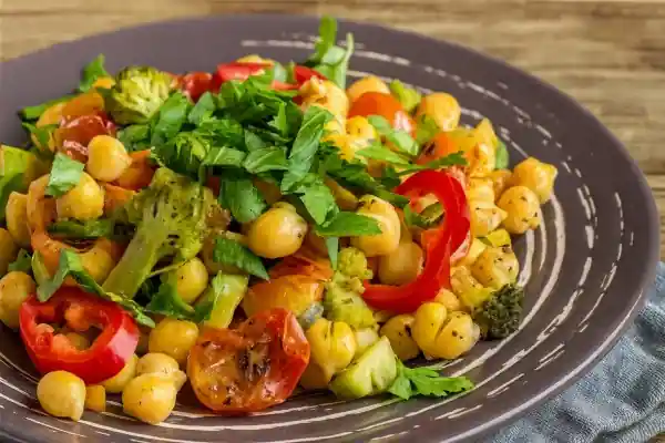 Assiette colorée d'aliments anti-inflammatoires : poisson gras, légumes colorés, fruits rouges, noix et épices