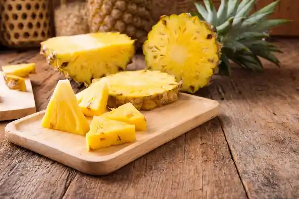 Ananas anti-inflammatoire : bromélaïne, enzyme aux propriétés anti-œdémateuses et analgésiques