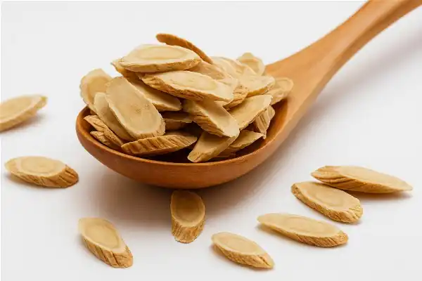 Racines d'astragale séchées (Astragalus membranaceus), plante adaptogène de la médecine traditionnelle chinoise