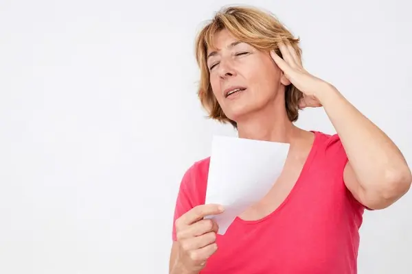 Femme gérant les bouffées de chaleur pendant la ménopause