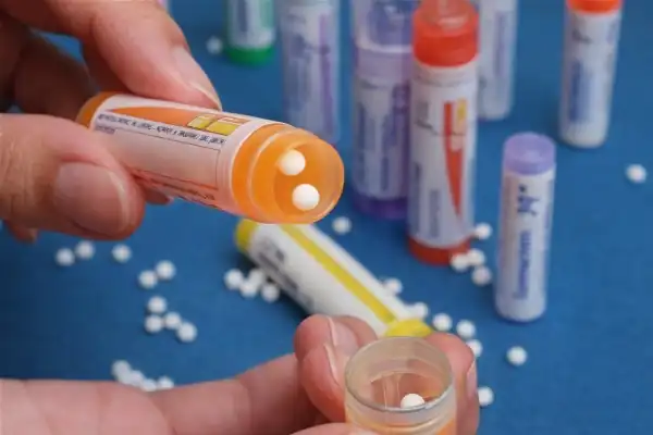 Traitement homéopathique naturel contre l'acné et les points noirs