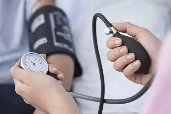 Aliments naturels pour réduire la tension artérielle : betterave, ail, banane, noix