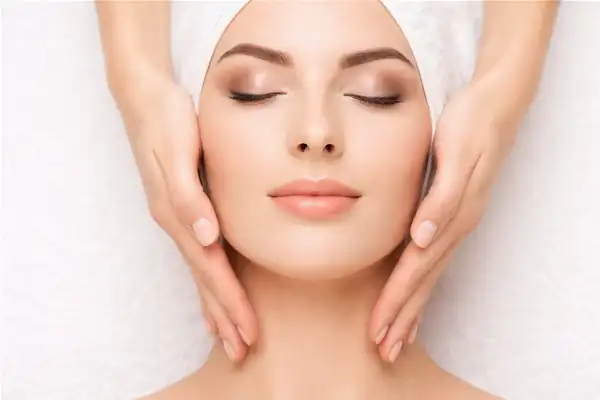 Femme aux soins naturels pour une peau éclatante - Astuces beauté 2025