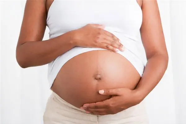Future maman avec des médicaments et des solutions naturelles