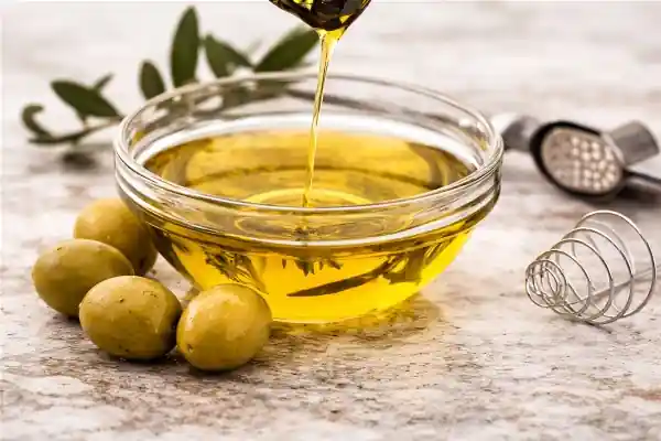 Huile d'olive extra vierge et olives fraîches pour la santé cognitive