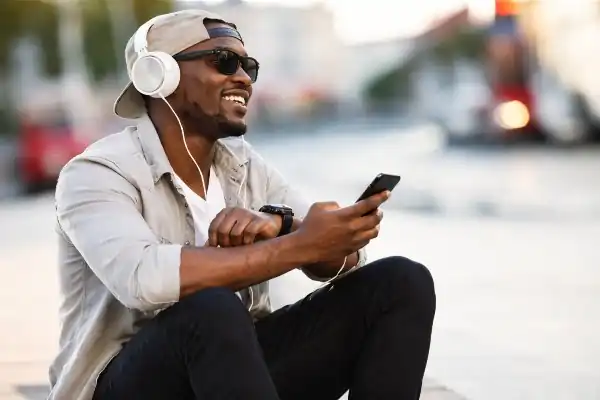 Personne écoutant de la musique avec casque pour soulager la douleur