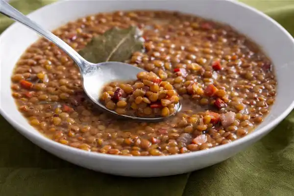 Bol de lentilles vertes, corail et beluga avec herbes fraîches - allié minceur naturel