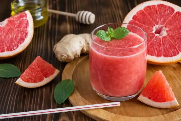 Pamplemousse frais, jus et huile essentielle pour la perte de poids