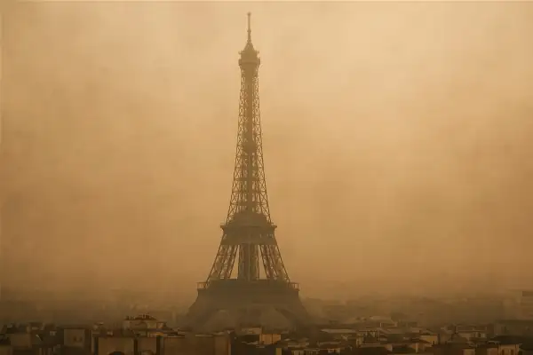 Personne respirant profondément dans un environnement naturel pur
