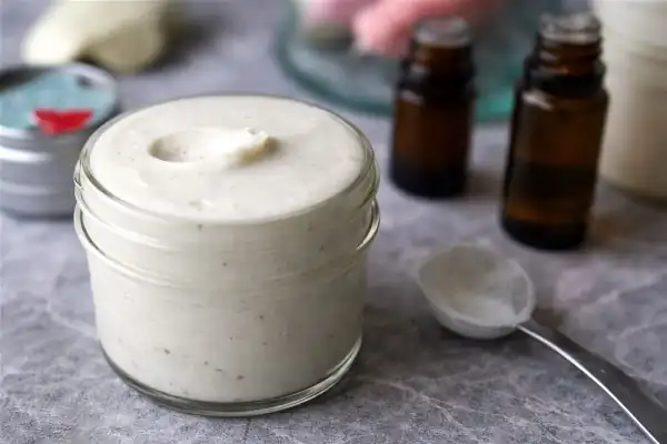 Déodorant maison naturel avec beurre de karité, bicarbonate et huiles essentielles