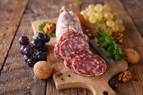 Saucisson sec traditionnel français et tranches - alimentation et santé