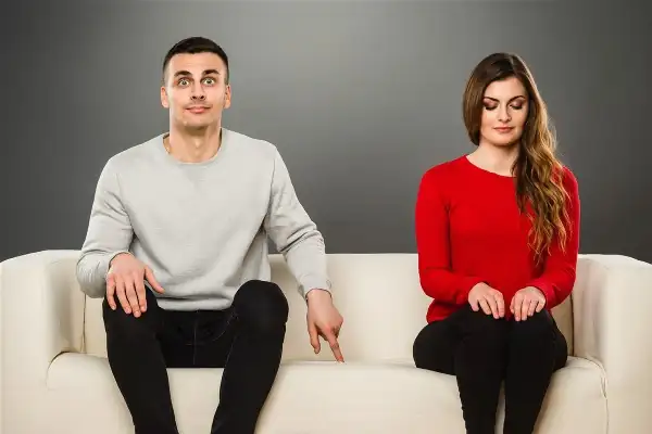 Personne réfléchissant à sa timidité amoureuse